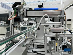 cụm máy tự động và thanh trượt trong dây chuyền sản xuất