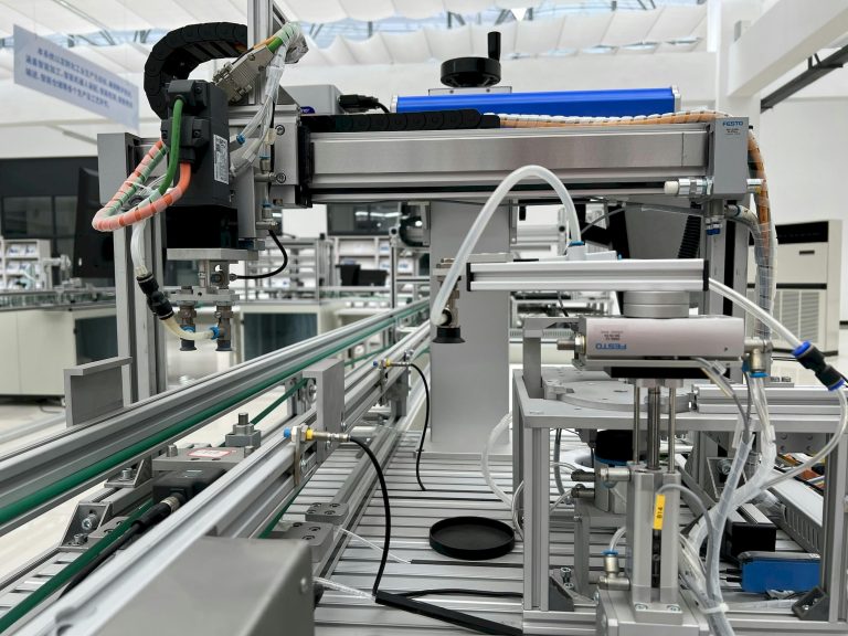 cụm máy tự động và thanh trượt trong dây chuyền sản xuất